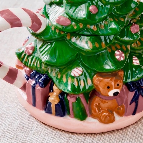 WEST ELM DECORATIVE MULTICOLOR STONEWARE CHRISTMAS TREE MUG with TREE TOPPER LID - Picture 1 of 4